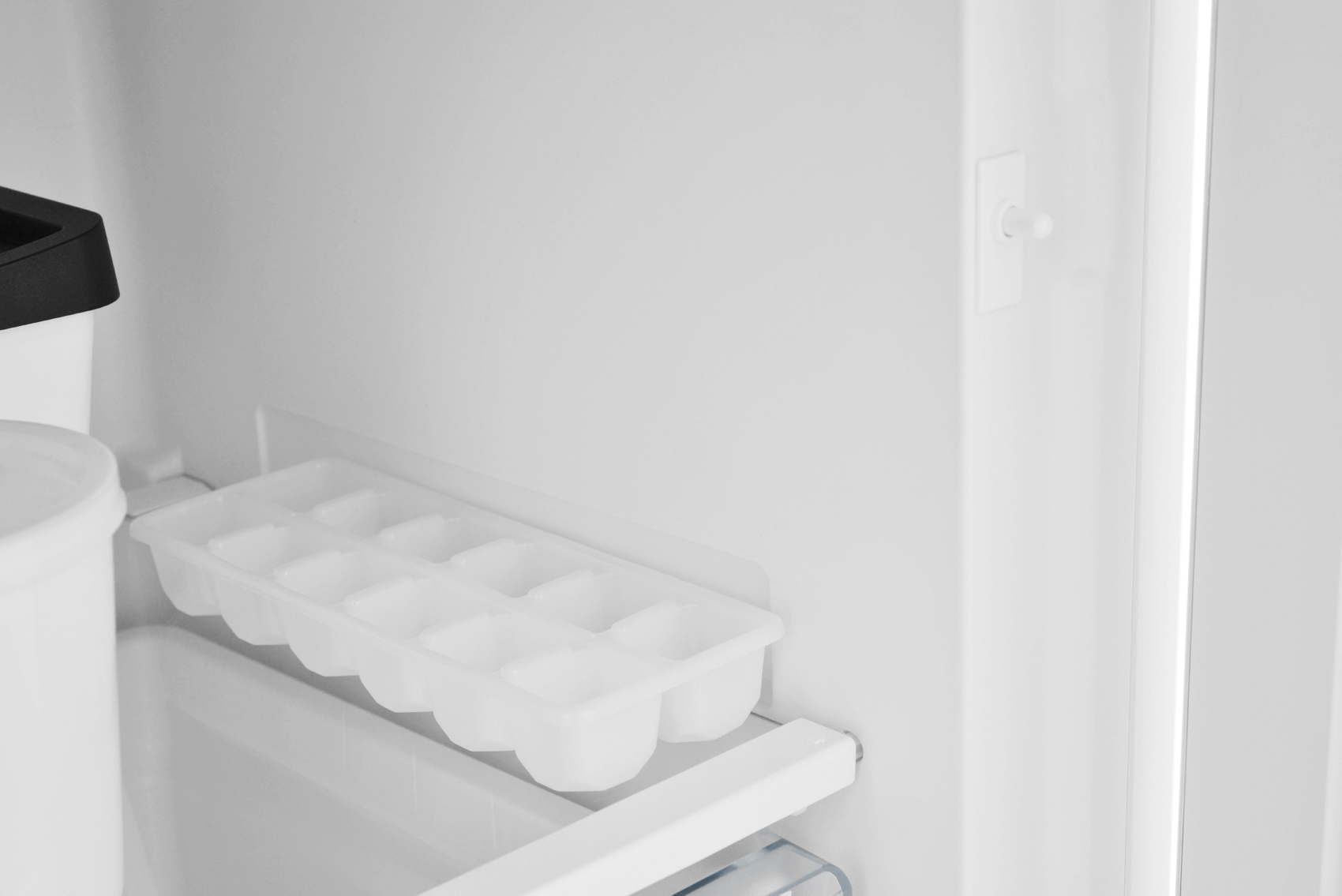 картинка Холодильник Cross Door ZUGEL ZRCD430W, белое стекло